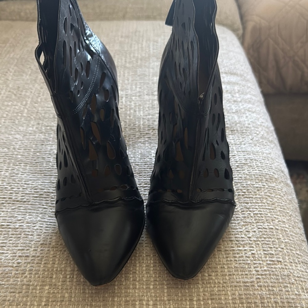 Nine West Black Textured Heels with Sleek Design